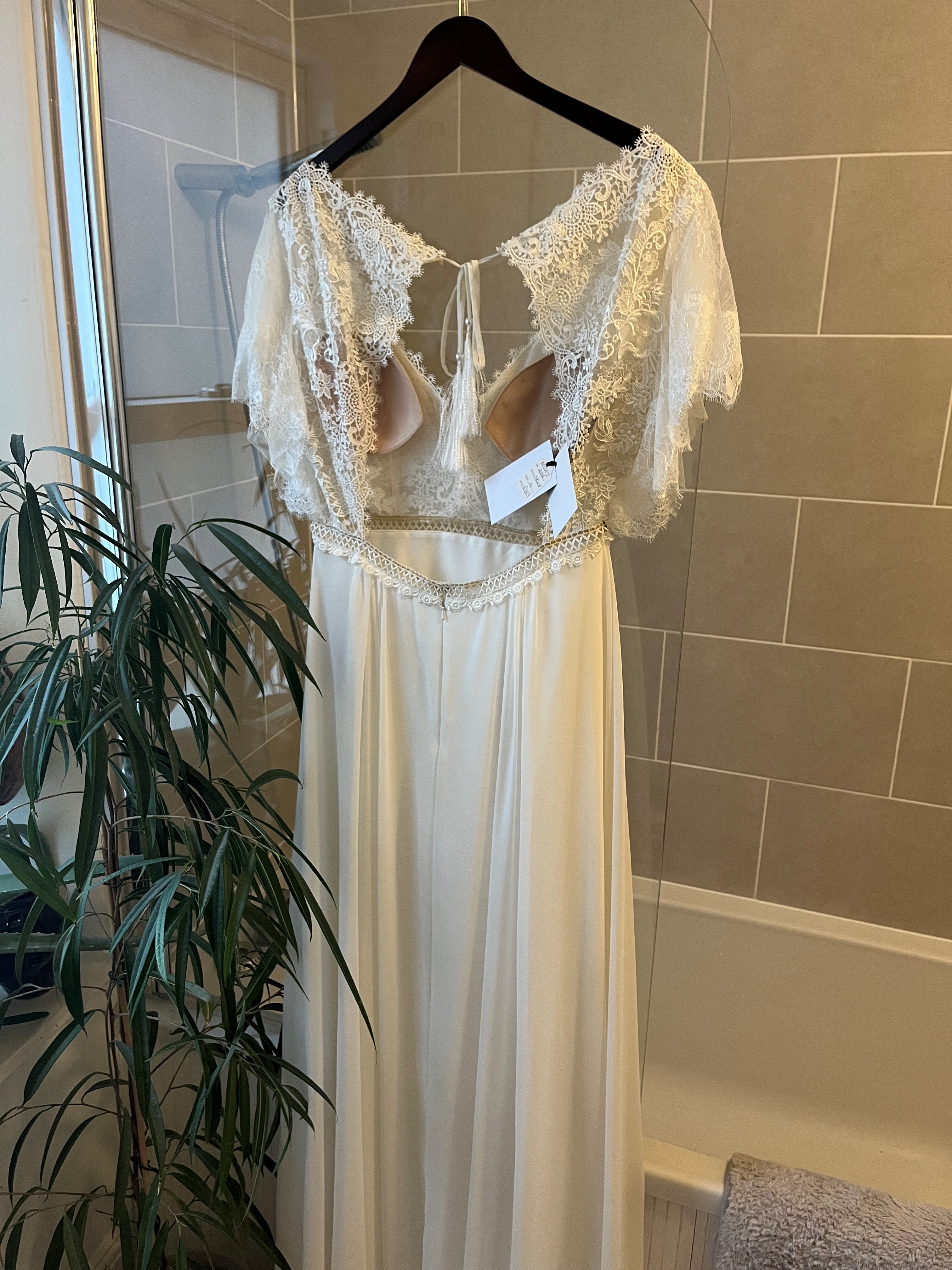 Boho Bride, A-line, Destination Wedding, Floaty skirt, Lace, Open back