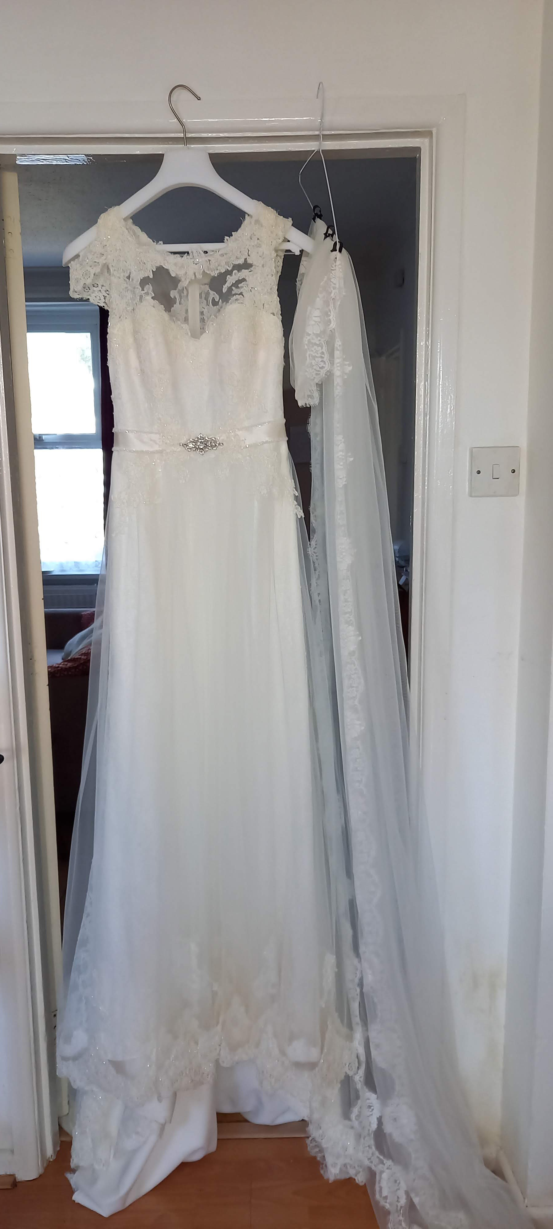 Annasul-L wedding dress and cathedral veil