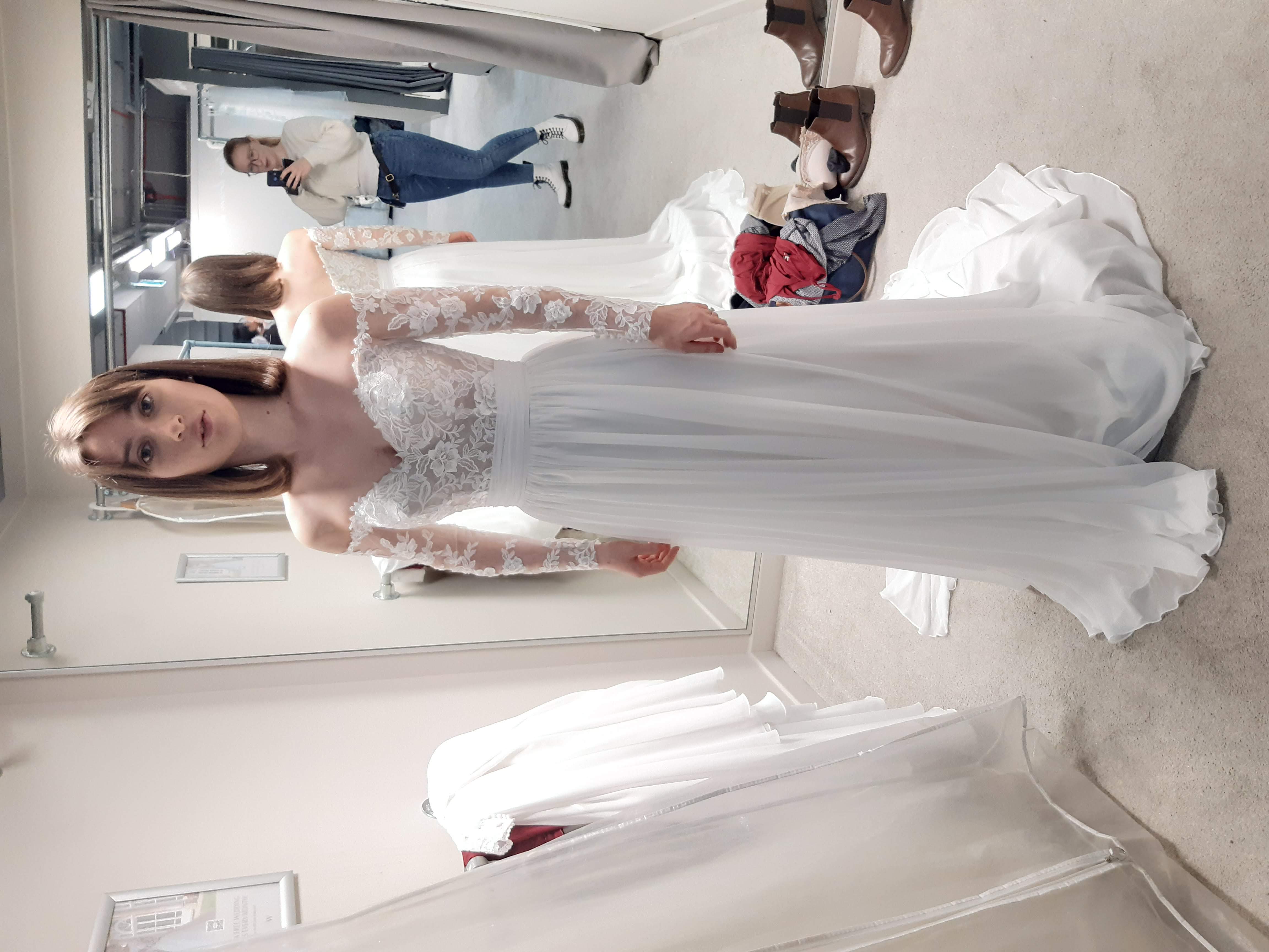 Beautiful new A-line wedding dress. Never worn