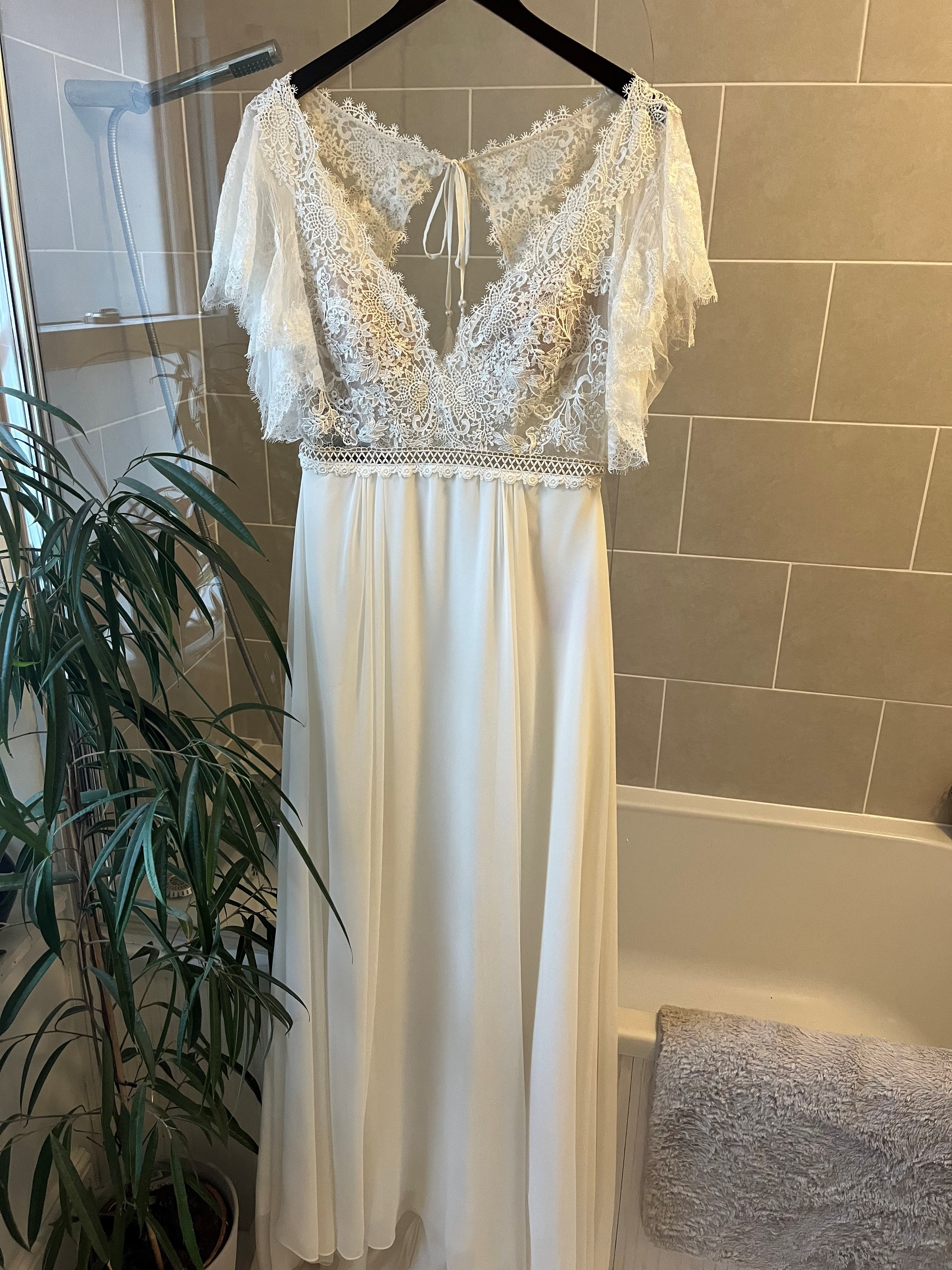 Boho Bride, A-line, Destination Wedding, Floaty skirt, Lace, Open back