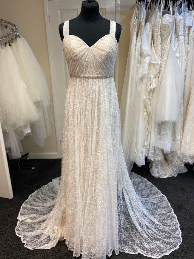 Essense of Australia Lace Wedding Gown UK 14