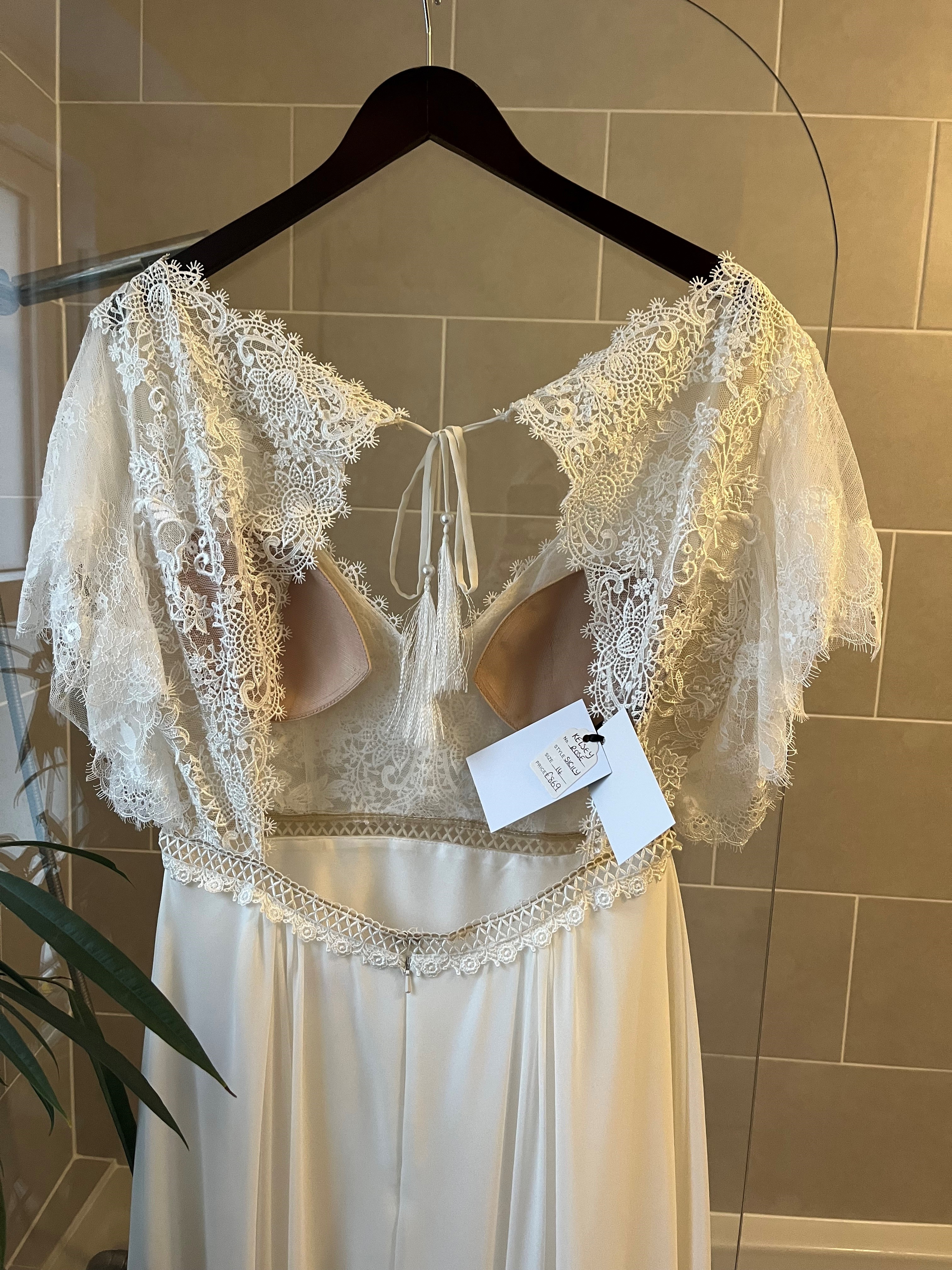 Boho Bride, A-line, Destination Wedding, Floaty skirt, Lace, Open back